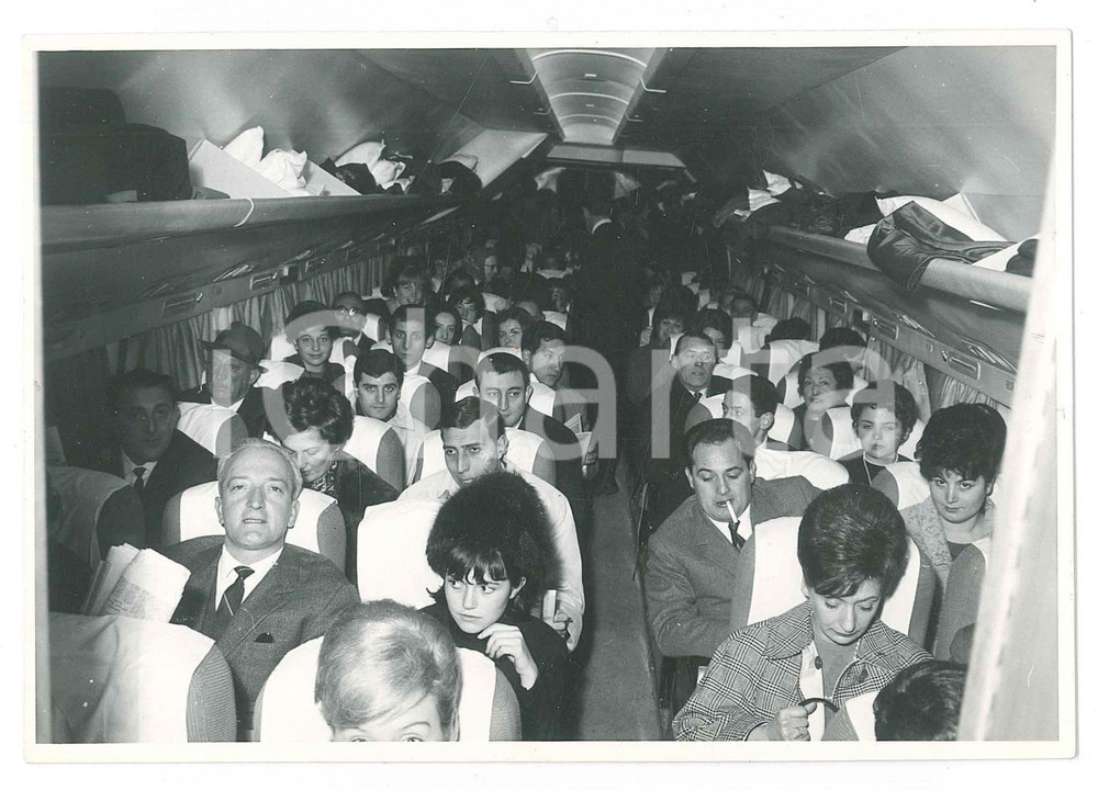 1964 GENOVA Passeggeri a bordo di un aereo (2) Foto COSTUME 15x10 cm Fotografia originale d'epoca.FOTOGRAFO: Altimani - Genova GOOD/buono  Formato: 15x10 cm originale e autentica 1