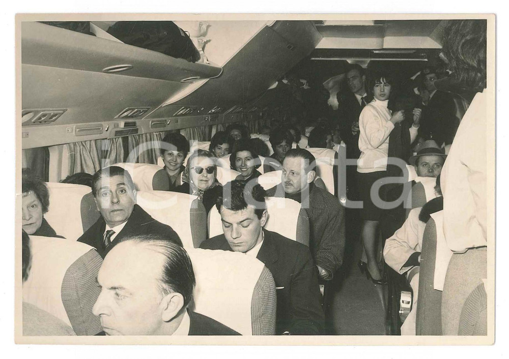 1964 GENOVA Passeggeri a bordo di un aereo - Foto COSTUME 15x10 Fotografia originale d'epoca.FOTOGRAFO: Altimani - Genova GOOD/buono  Formato: 15x10 cm originale e autentica 1