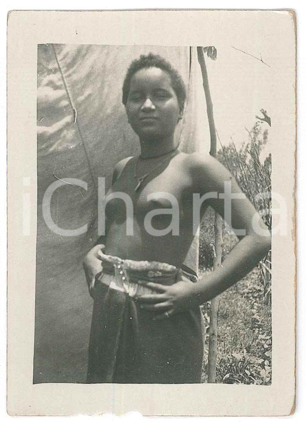 1940 ca AOI ETIOPIA Donna indigena - NUDO ETNICO (10) Foto 6x9 cm Fotografia originale d'epoca. POOR/danneggiato mancanze al lato inferiore Formato: 6x9 cm originale e autentica 1