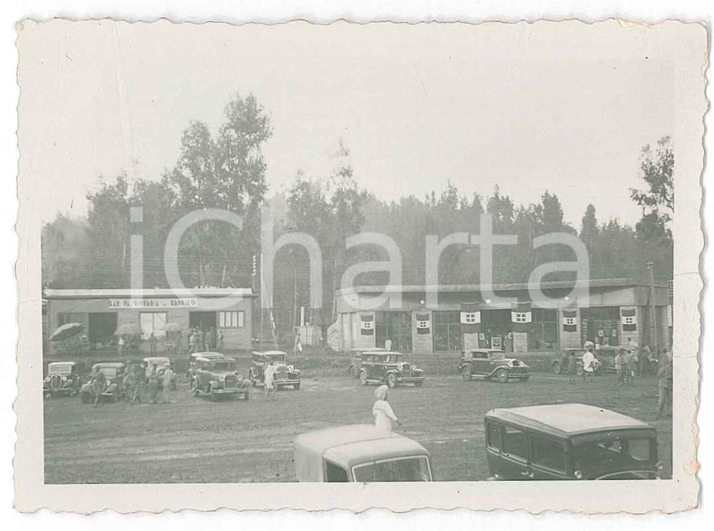 1937 AOI DESSIE' (ETIOPIA) Magazzini ZINGONE e Bar Peppino - Foto ANIMATA 9x6 cm Fotografia originale d'epoca, con didascalia al verso. FAIR/discreto lievi piegature Formato: 9x6 cm originale e autentica 1