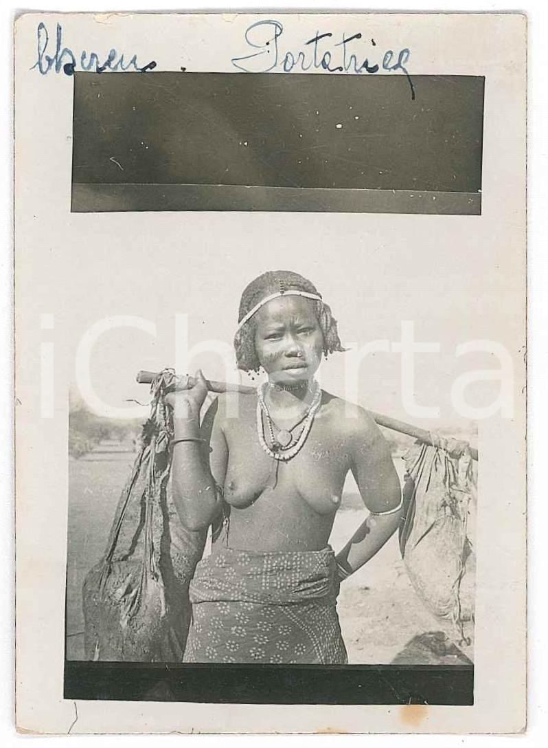1940 ca AOI KEREN (ERITREA) Portatrice - NUDO ETNICO - Foto 6x9 cm Fotografia originale d'epoca. GOOD/buono  Formato: 6x9 cm originale e autentica 1