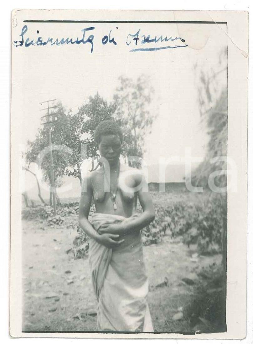 1940 ca AOI ERITREA Prostituta di Asmara - NUDO ETNICO - Foto 6x8 cm Fotografia originale d'epoca, con didascalia al verso. FAIR/discreto piegature angolari e lieve macchia Formato: 6x8 cm originale e autentica 1