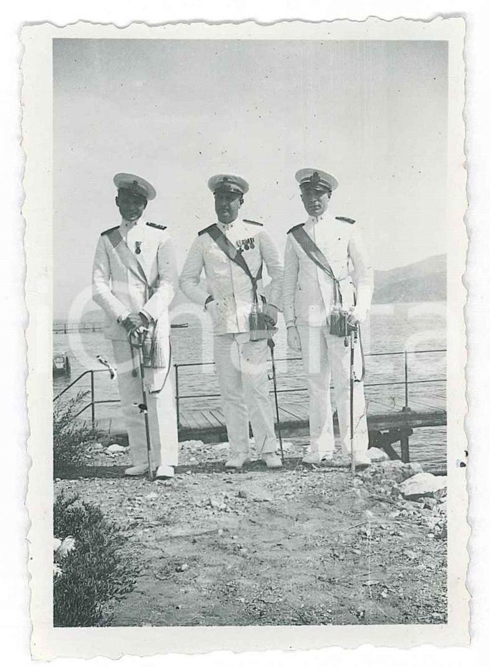 1934 PORTOFERRAIO (LI) REGIA MARINA - Tre ufficiali - Foto 6x8 cm Fotografia originale d'epoca, con didascalia al verso. GOOD/buono  Formato: 6x8 cm originale e autentica 1