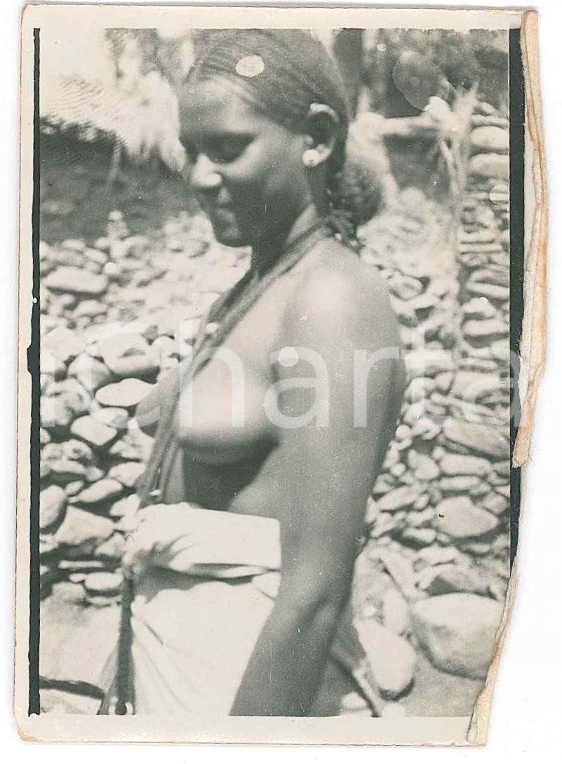 1940 ca AOI ETIOPIA Donna indigena - NUDO ETNICO (8) Foto 6x9 DANNEGGIATA Fotografia originale d'epoca. VERY POOR/gravemente danneggiato mancanza al lato destro e sbrecciatura Formato: 6x9 cm originale e autentica 1