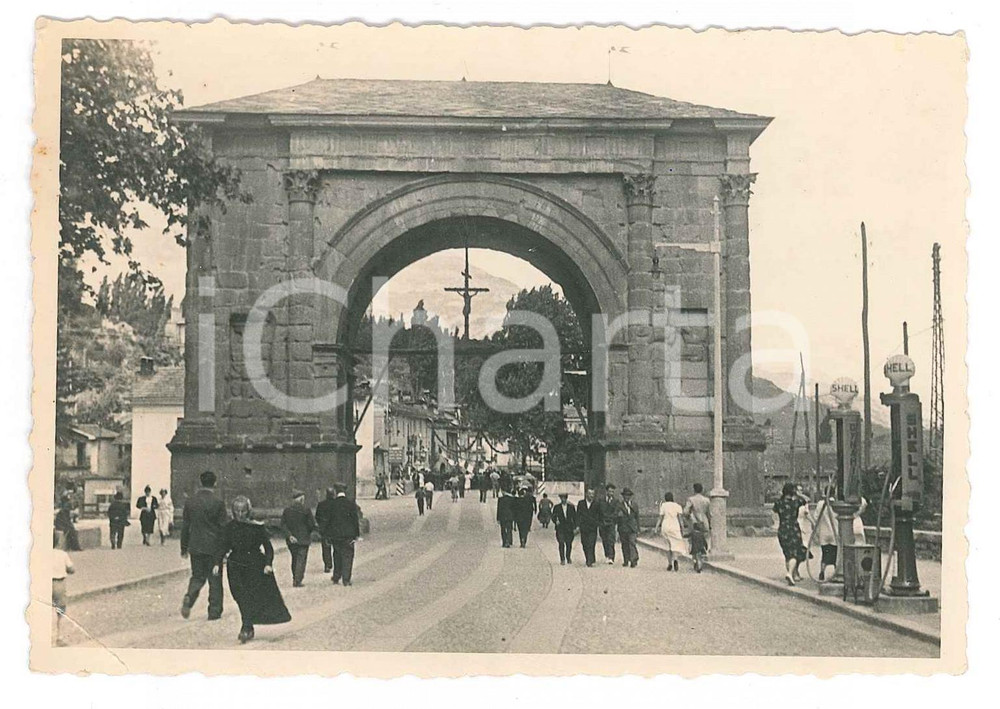 1937 AOSTA Arco di Augusto - Fotografia ANIMATA 12x9 cm Fotografia originale d'epoca, con didascalia al verso. FAIR/discreto piegature angolari Formato: 12x9 cm originale e autentica 1