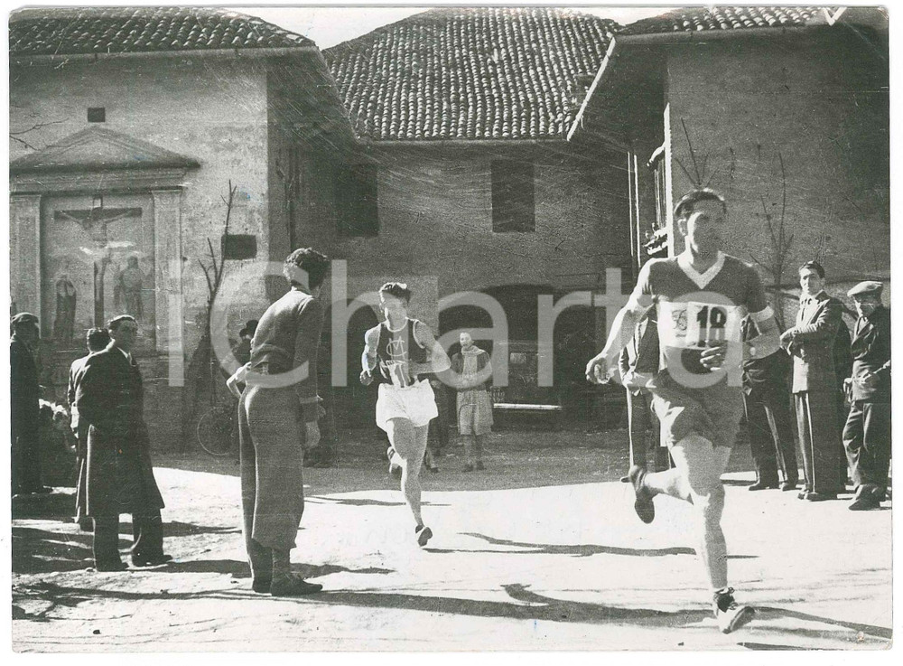 1965 ca SAN VITTORE OLONA Corsa CINQUE MULINI - Giulio CASSANI *Foto AUTOGRAFO Fotografia originale d'epoca, con firma autografa al verso. FAIR/discreto piegature angolari Formato: 18x13 cm originale e autentica 1
