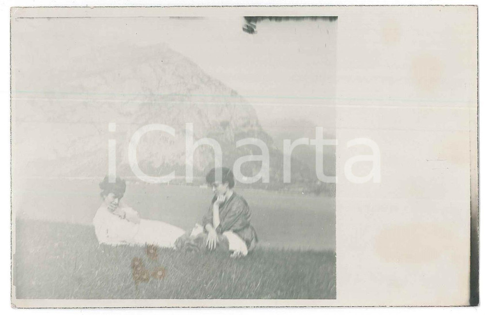 1910 ca LAGO MAGGIORE (?) Giovani donne sul prato - Fotografia anonima 14x9 cm Fotografia originale d'epoca, in formato cartolina postale. POOR/danneggiato macchie al lato inferiore Formato: 14x9 cm originale e autentica 1