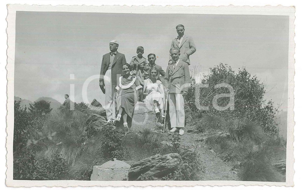 1940 ca COSTUME ITALIA Gruppo di escursionisti - Foto cartolina 14x9 cm Fotografia originale d'epoca, in formato cartolina postale. FAIR/discreto puntinature e lievi piegature Formato: 14x9 cm originale e autentica 1