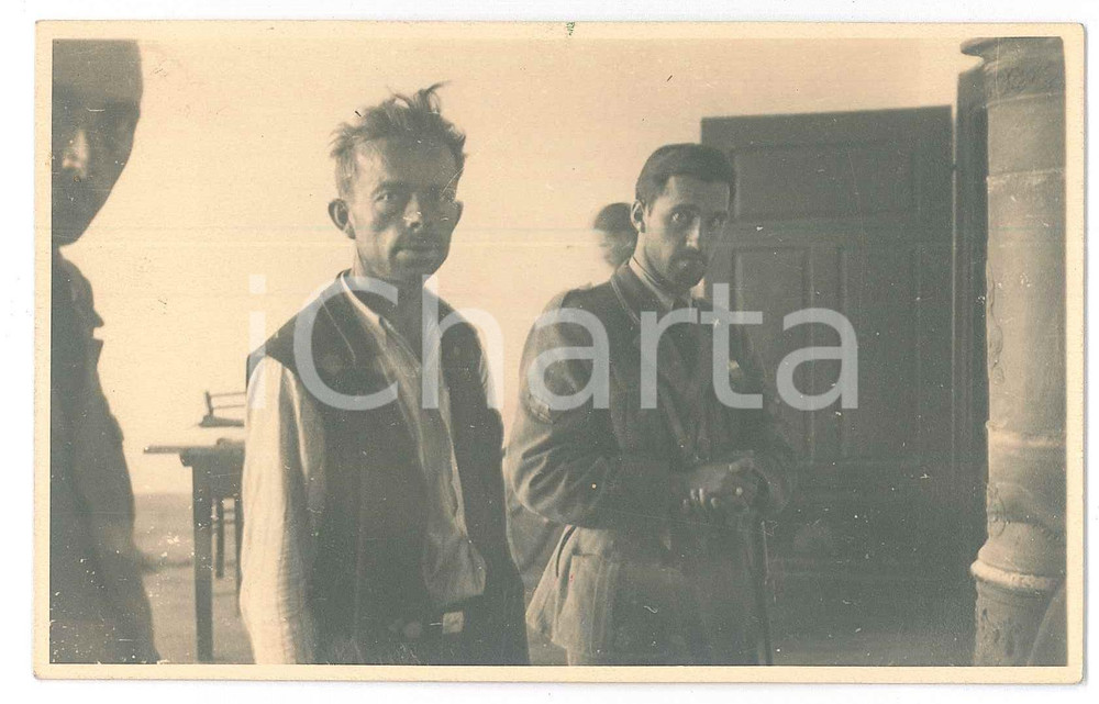 1940 ca COSTUME ITALIA Prigioniero tra due ufficiali - Foto CURIOSA 14x9 cm Fotografia d'epoca, in formato cartolina postale.  GOOD/buono ma residui cartacei al verso Formato: 14x9 cm originale e autentica 1