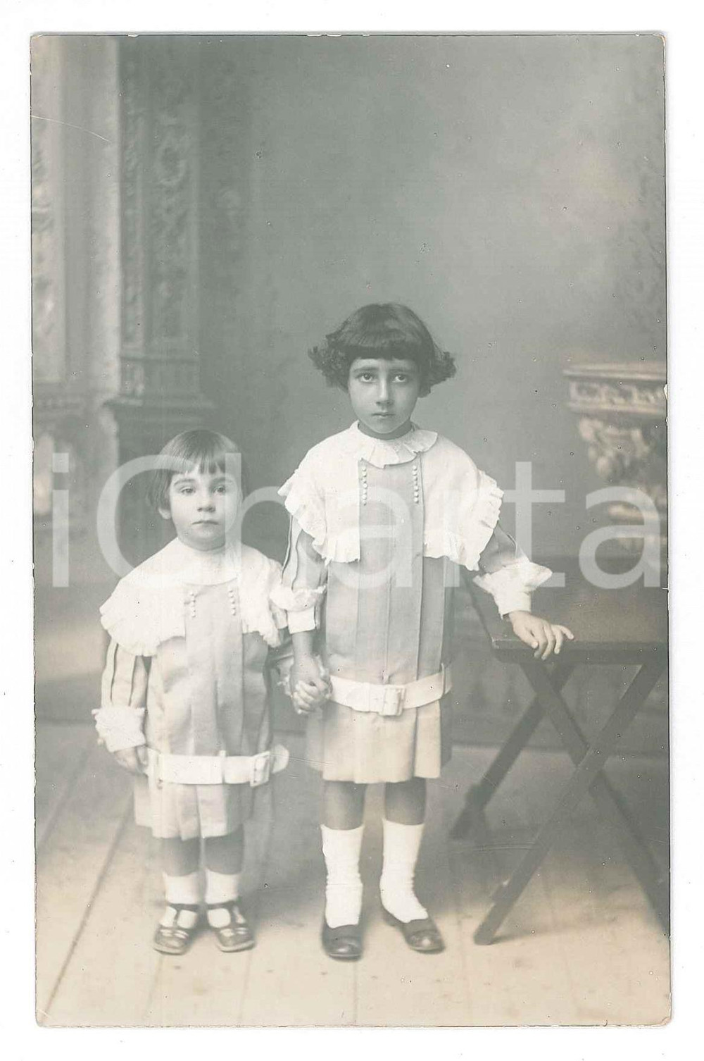 1920 ca VARESE Ritratto di due sorelle bambine - Foto cartolina F. FIDANZA  Fotografia originale d'epoca, in formato cartolina postale.Didascalia manoscritta al verso, che indica "Angiolina e Clelia". GOOD/buono  Formato: 9x14 cm originale e autentica 1
