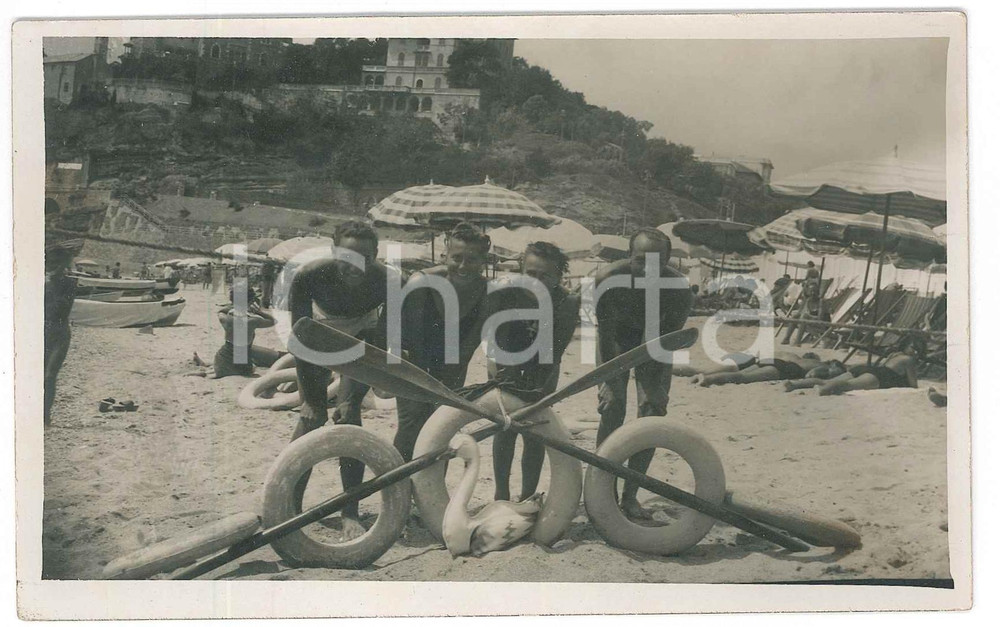 1938 LIGURIA Amici in posa con remi e salvagenti *Foto CURIOSA 14x9 cm Fotografia originale d'epoca, in formato cartolina postale. GOOD/buono  Formato: 14x9 cm originale e autentica 1