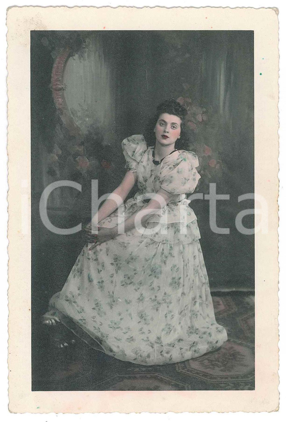 1930 ca VERCELLI Donna in abito a fiori - Ritratto *Foto 10x15 cm Fotografia originale d'epoca, in formato cartolina postale. GOOD/buono  Formato: 10x15 cm originale e autentica 1