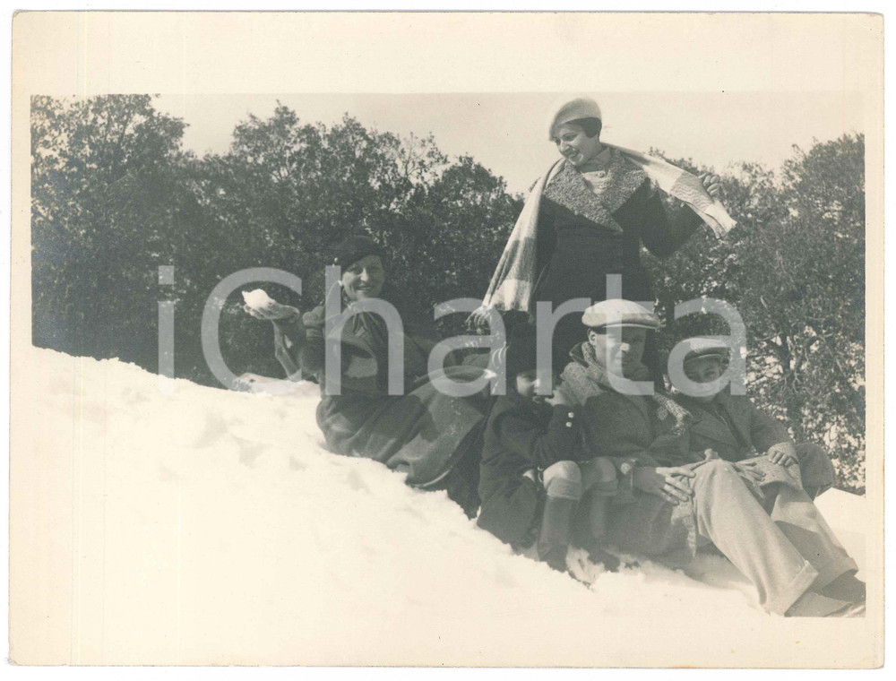 1960 ca COSTUME ITALIA Famiglia nella neve - Fotografia 24x18 cm Fotografia originale d'epoca. GOOD/buono  Formato: 24x18 cm originale e autentica 1