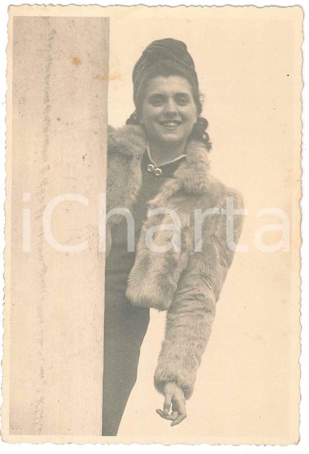 1940 ca VERCELLI Giovane donna in pelliccia - Foto DRAGONE 10x15 cm Fotografia originale d'epoca, in formato cartolina postale. FAIR/discreto macchie di colla in superficie Formato: 10x15 cm originale e autentica 1