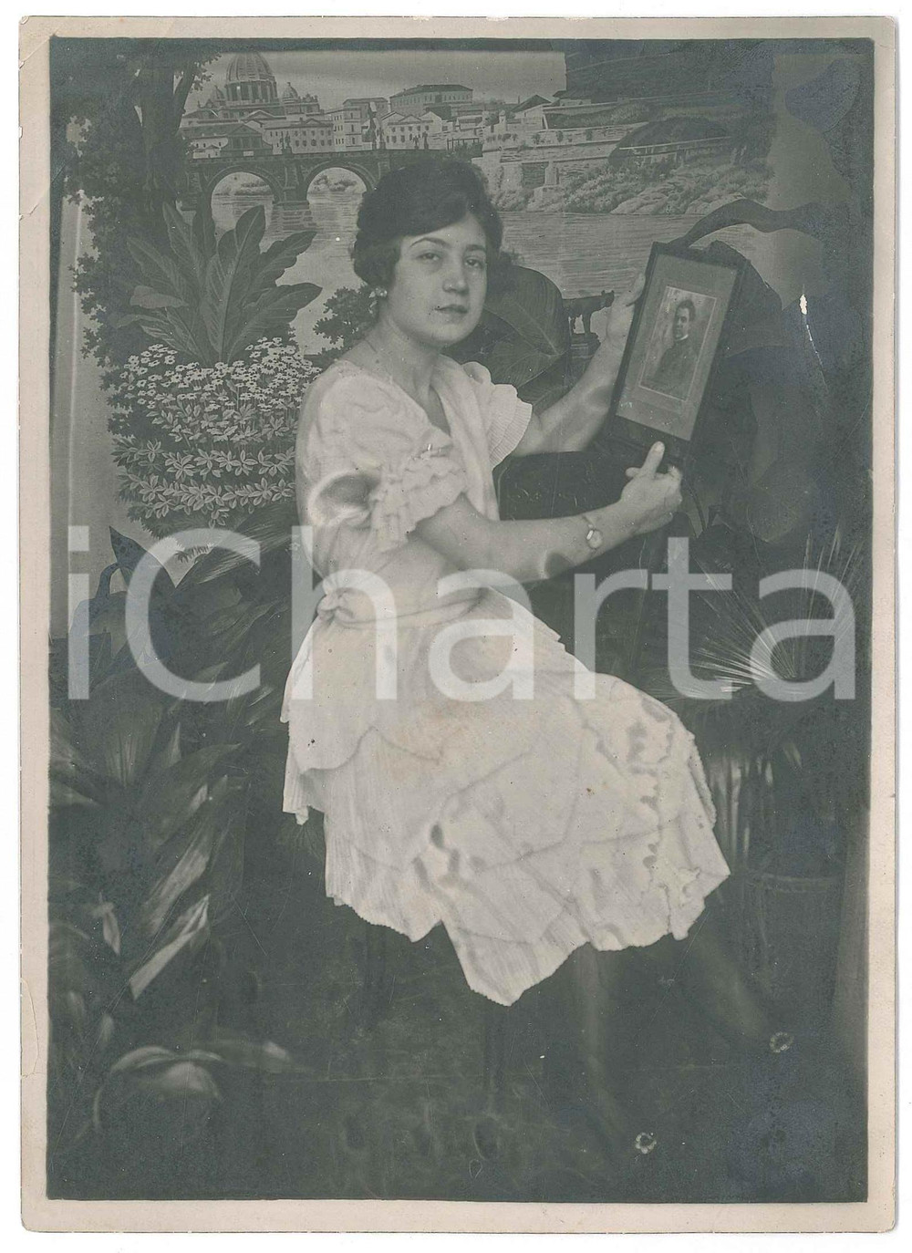 1930 ca ITALIA Gigia MAFFEI con ritratto fidanzato Gustavo SANTANGELO *Foto Fotografia originale d'epoca, con didascalia al verso. POOR/danneggiato piegature angolari e al lato destro Formato: 13x18 cm originale e autentica 1