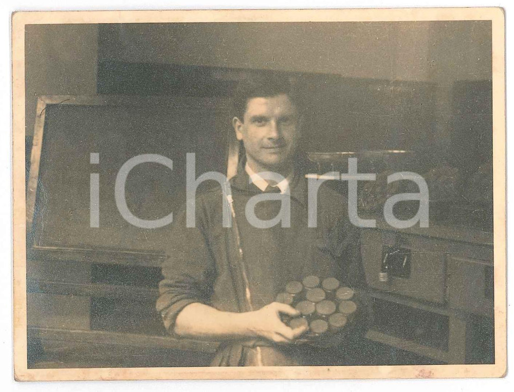 1941 MILANO - Ottica SALMOIRAGHI - Tecnico al lavoro *Foto 11x9 cm Fotografia originale d'epoca, in formato cartolina postale. FAIR/discreto lieve piegatura al margine sinistro Formato: 11x9 cm originale e autentica 1