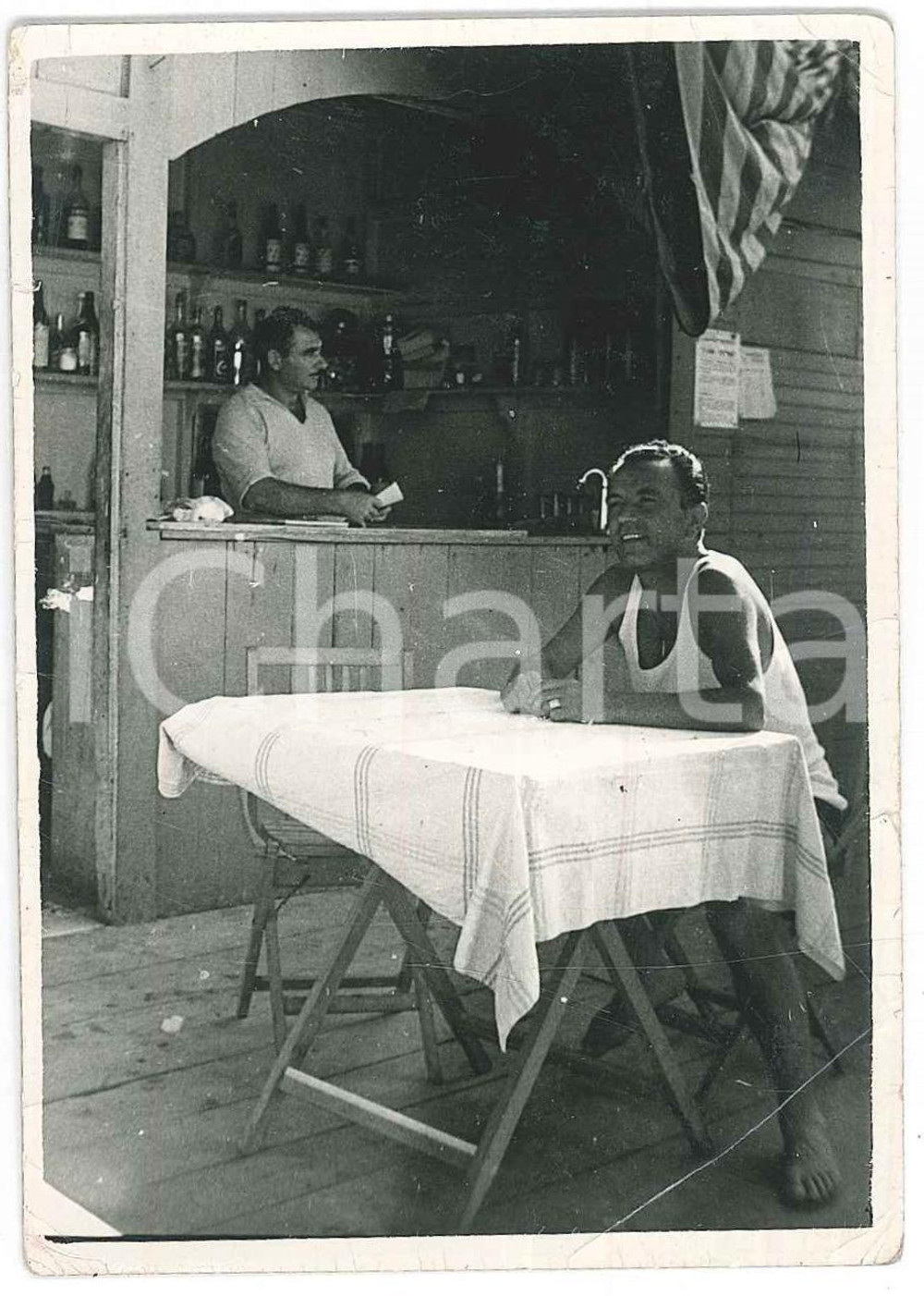 1960 ca COSTUME ITALIA Un ristorante al mare - Foto VINTAGE 7x10 cm Fotografia originale d'epoca. POOR/danneggiato piegature marginali e angolari Formato: 7x10 cm originale e autentica 1