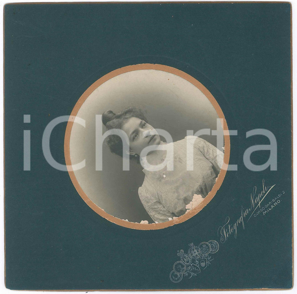 1910 ca MILANO Ritratto di donna (1) Fotografia NAPOLI 18x18 cm  Fotografia d'epoca, su cartoncino rigido. FOTOGRAFO: Fotografia Napoli - Corso Garibaldi 2, Milano POOR/danneggiato piccole abrasioni al lato inferiore della fotografia Formato: 18x18 cm originale e autentica 1
