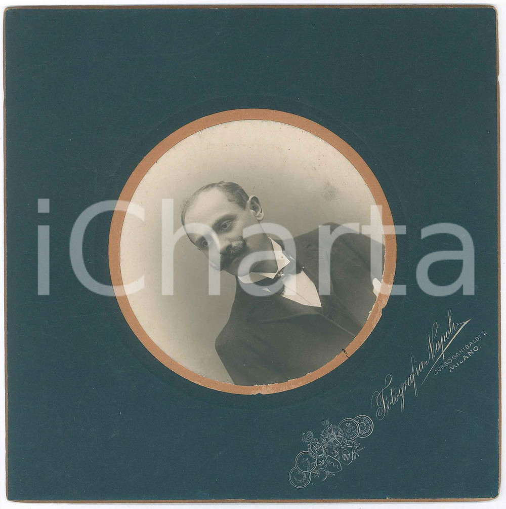 1910 ca MILANO Ritratto maschile (2) Fotografia NAPOLI 18x18 cm  Fotografia d'epoca, su cartoncino rigido. FOTOGRAFO: Fotografia Napoli - Corso Garibaldi 2, Milano GOOD/buono  Formato: 18x18 cm originale e autentica 1