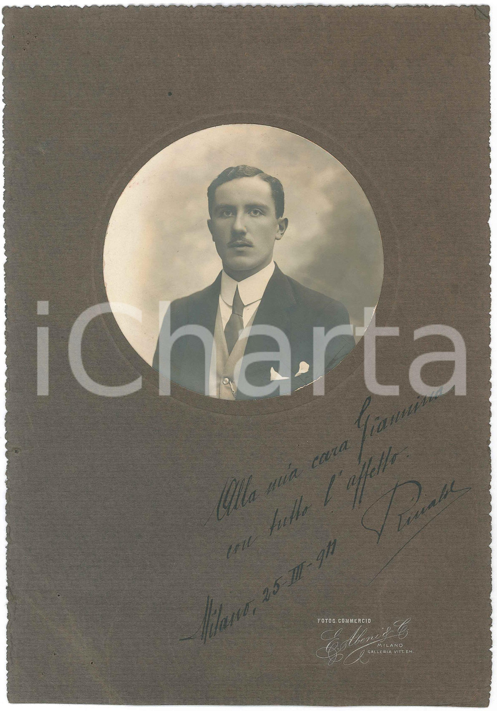 1911 MILANO Ritratto di giovane uomo - Fotografia E. ABENI 20x28 cm  Fotografia d'epoca, su cartoncino.  FAIR/discreto piccoli fori al cartoncino Formato: 20x28 cm originale e autentica 1