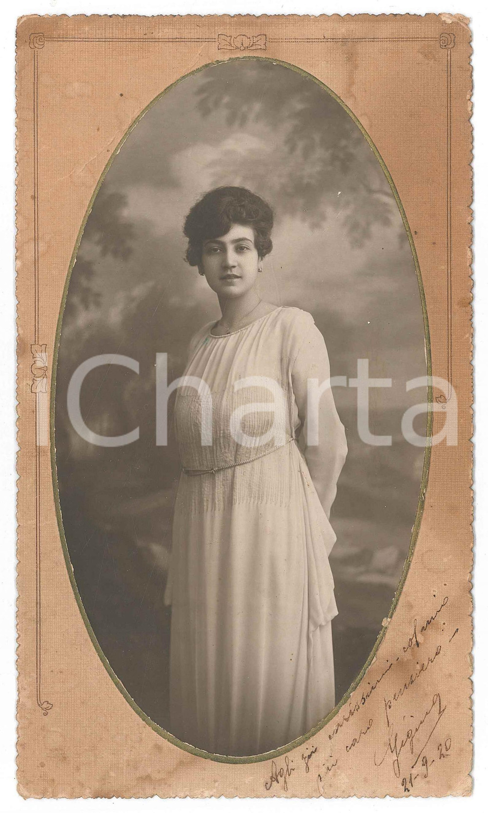 1920 ITALIA Ritratto di Gigia MAFFEI in abito bianco - Foto 13x22 cm  Fotografia d'epoca, su cartoncino.  POOR/danneggiato piegature e fioriture al cartoncino Formato: 13x22 cm originale e autentica 1