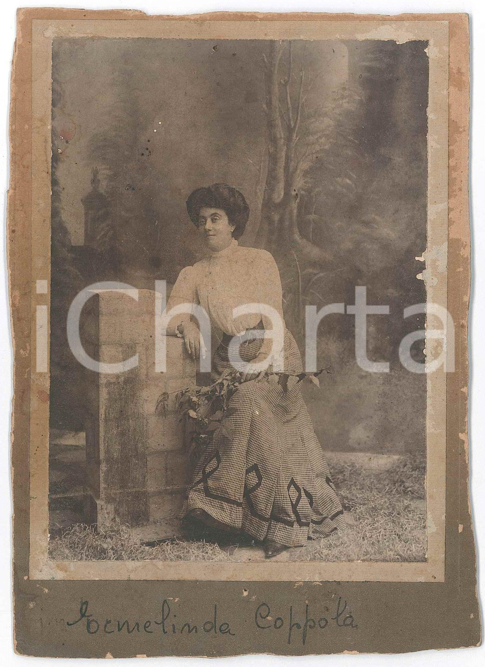 1910 ca MILANO (?) Ritratto di Ermelinda COPPOLA con una rosa - Foto 13x18 cm  Fotografia d'epoca, su cartoncino rigido.  POOR/danneggiato cartoncino rifilato, con rosure Formato: 13x18 cm originale e autentica 1