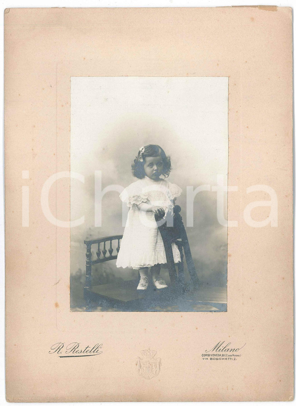 1920 ca MILANO Ritratto di bambina in abito bianco - Foto RESTELLI 17x23 cm  Fotografia d'epoca, su cartoncino rigido.FOTOGRAFO: R. Restelli - Milano   GOOD/buono  Formato: 17x23 cm originale e autentica 1