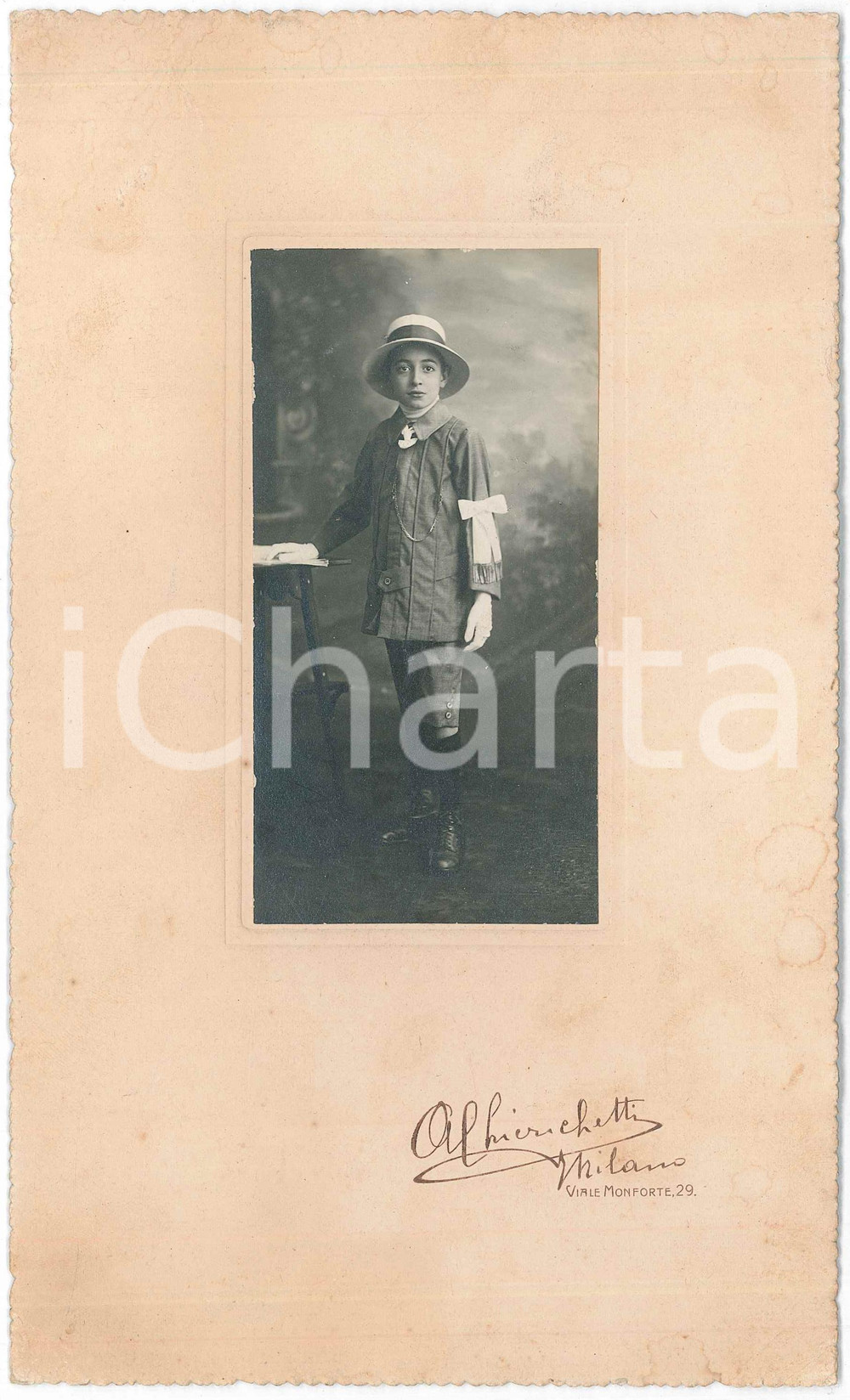 1916 MILANO Bambino alla Prima Comunione - Foto A. CHIERICHETTI 15x25 cm  Fotografia d'epoca, su cartoncino.FOTOGRAFO: A. Chierichetti - Milano, viale Monforte 29   FAIR/discreto piegature angolari al cartoncino Formato: 15x25 cm originale e autentica 1