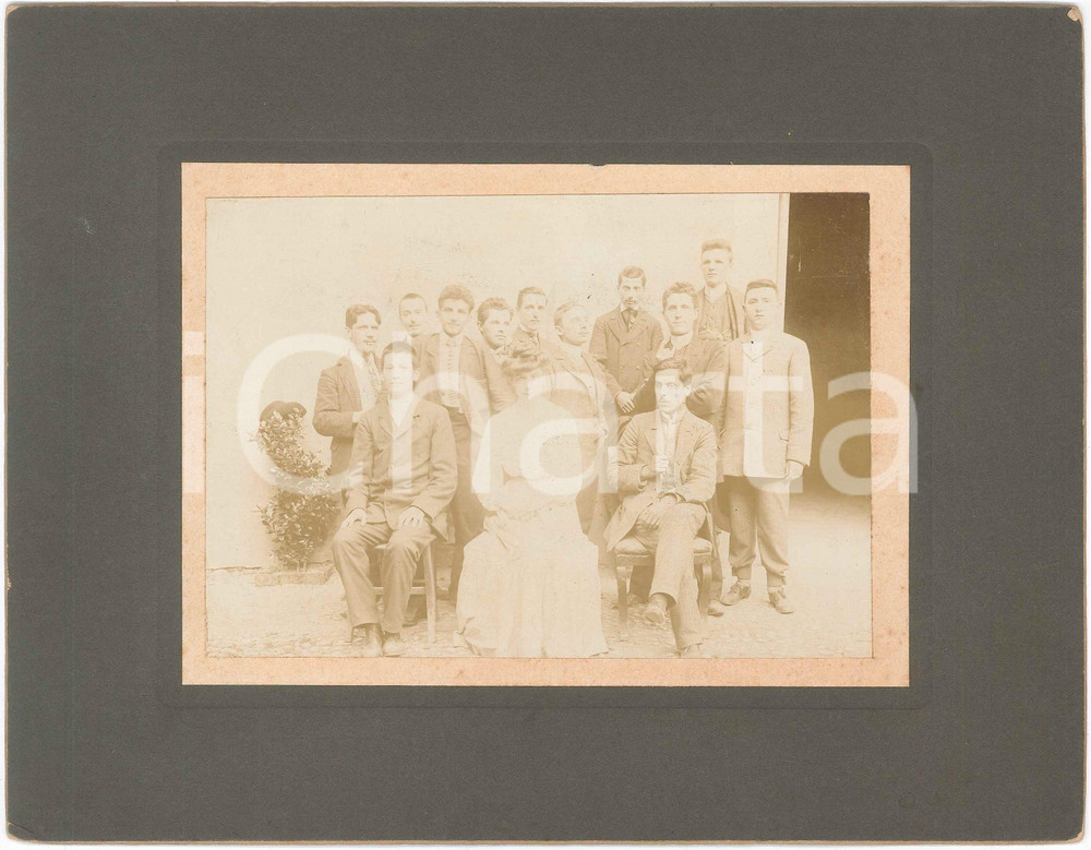 1900 ca ITALIA Ritratto di gruppo con donna in abito bianco - Foto vintage 27x21  Fotografia d'epoca, su cartoncino rigido. GOOD/buono smussature angolari Formato: 27x21 cm originale e autentica 1