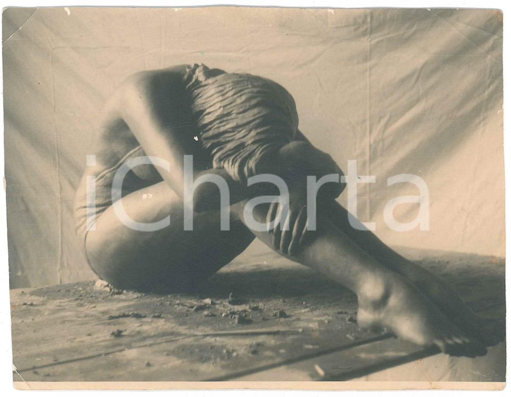 1940 ca ITALIA Atelier di un artista - Scultura ragazza seduta - Foto 19x15 cm Fotografia d'epoca. POOR/danneggiato piegature angolari; minime abrasioni superficiali Formato: 19x15 cm originale e autentica 1
