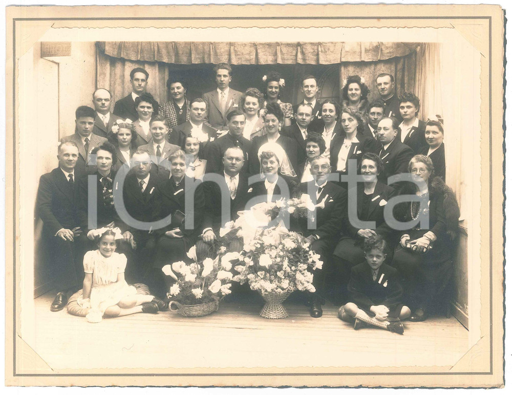 1945 MORET-SUR-LOING (FRANCE) Mariage - Portrait de famille - Photo P. COFFIN Fotografia d'epoca, montata all'interno di custodia in cartoncino, che reca in copertina l'indicazione del fotografo. POOR/danneggiato fotografia in buone condizioni, ma bruniture e macchie in copertina Formato: 25x19 cm originale e autentica 1