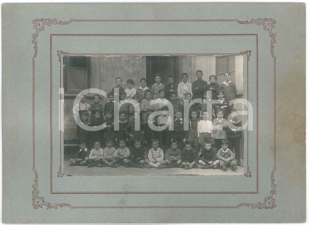 1930 ca MILANO Classe elementare - Ritratto - Foto ZEMA DANNEGGIATA 23x17 cm  Fotografia d'epoca, su cartoncino rigido.FOTOGRAFO: Zema Demetrio - Milano, via F. Corridoni 1   VERY POOR/gravemente danneggiato profonda crepa verticale Formato: 23x17 cm originale e autentica 1