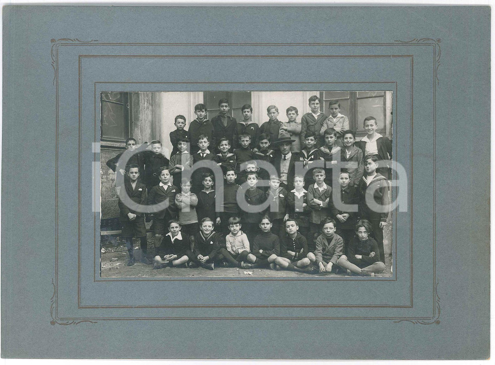 1930 ca MILANO Classe elementare - Ritratto - Fotografia ZEMA 23x17 cm  Fotografia d'epoca, su cartoncino rigido.FOTOGRAFO: Zema Demetrio - Milano, via F. Corridoni 1   VERY POOR/gravemente danneggiato profonda crepa verticale Formato: 23x17 cm originale e autentica 1