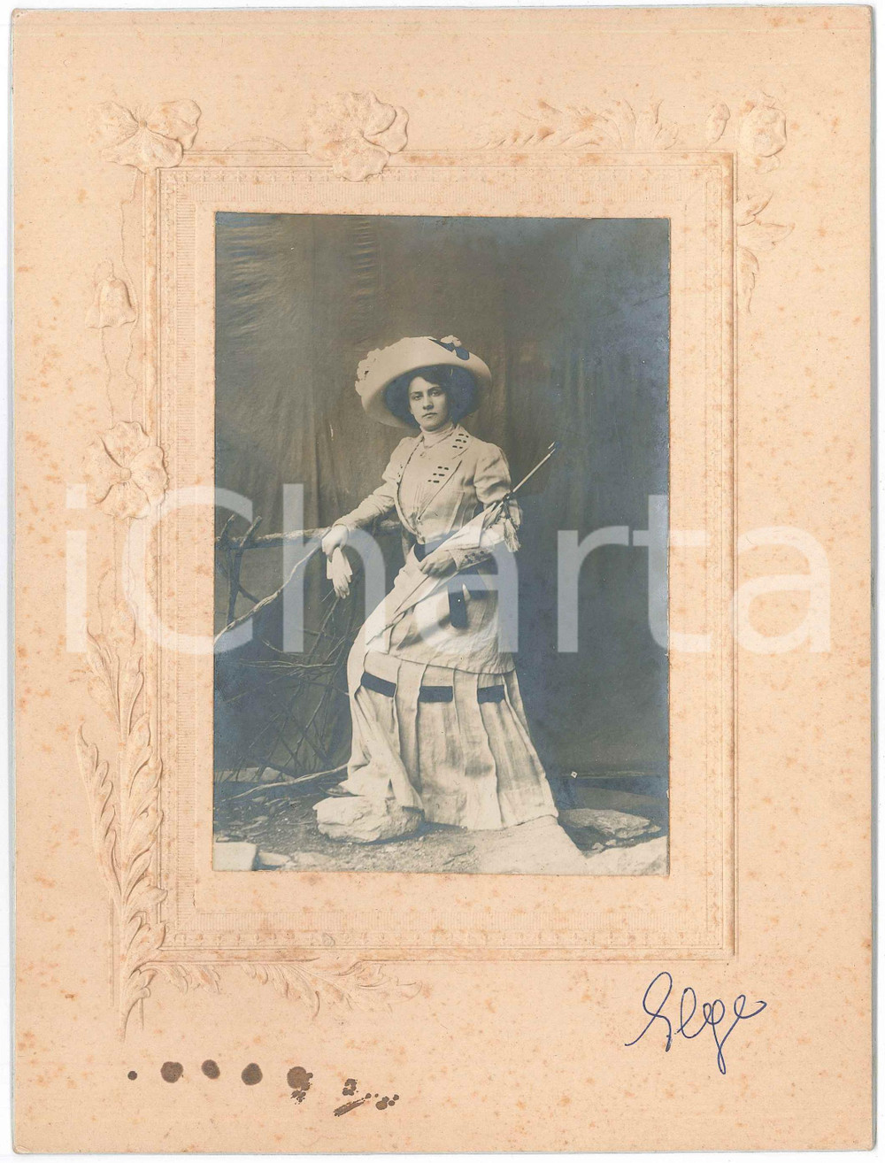 1910 ca MODA ITALIA Donna in abito da passeggio - Foto VINTAGE 18x23 cm  Fotografia d'epoca, su cartoncino rigido.  FAIR/discreto lievi fioriture Formato: 18x23 cm originale e autentica 1