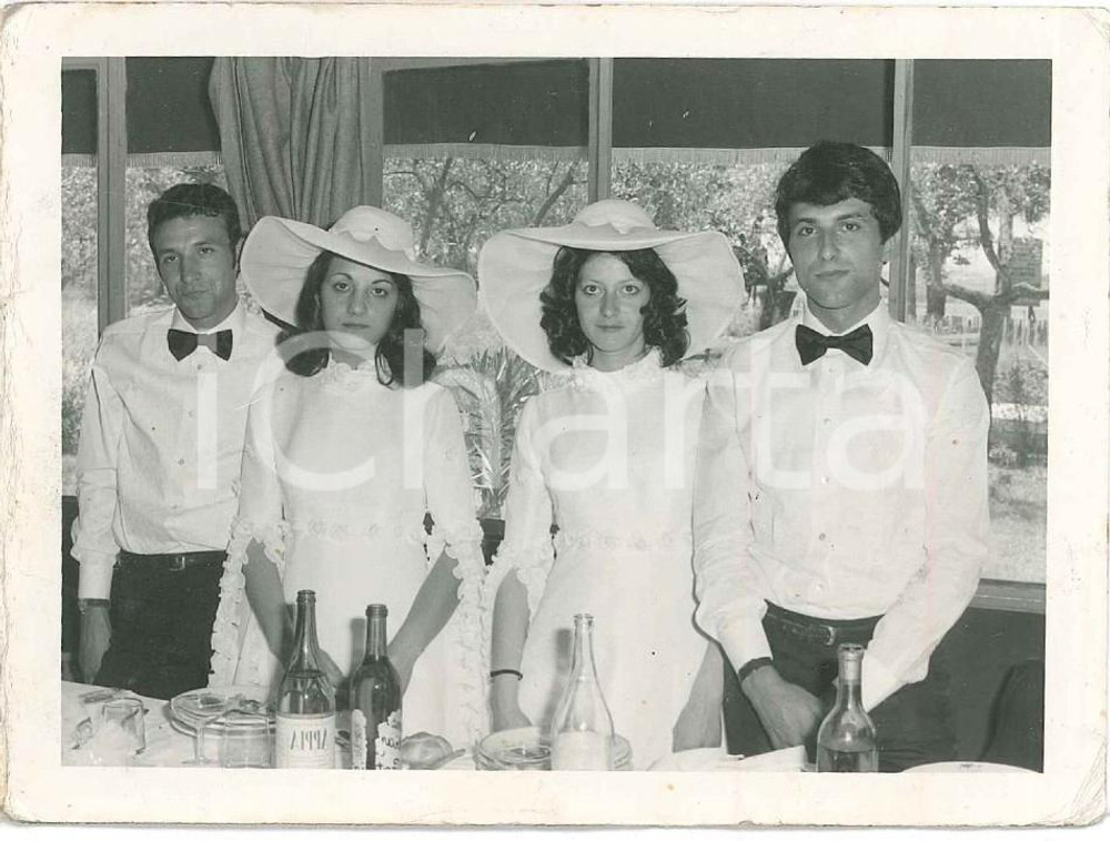 1960 ca ITALIA (?) Matrimonio di due gemelle - Fotografia anonima 12x9  cm (1)  Fotografia d'epoca. POOR/danneggiato Smussature e piegature agli angoli Formato: 12x9 cm originale e autentica 1