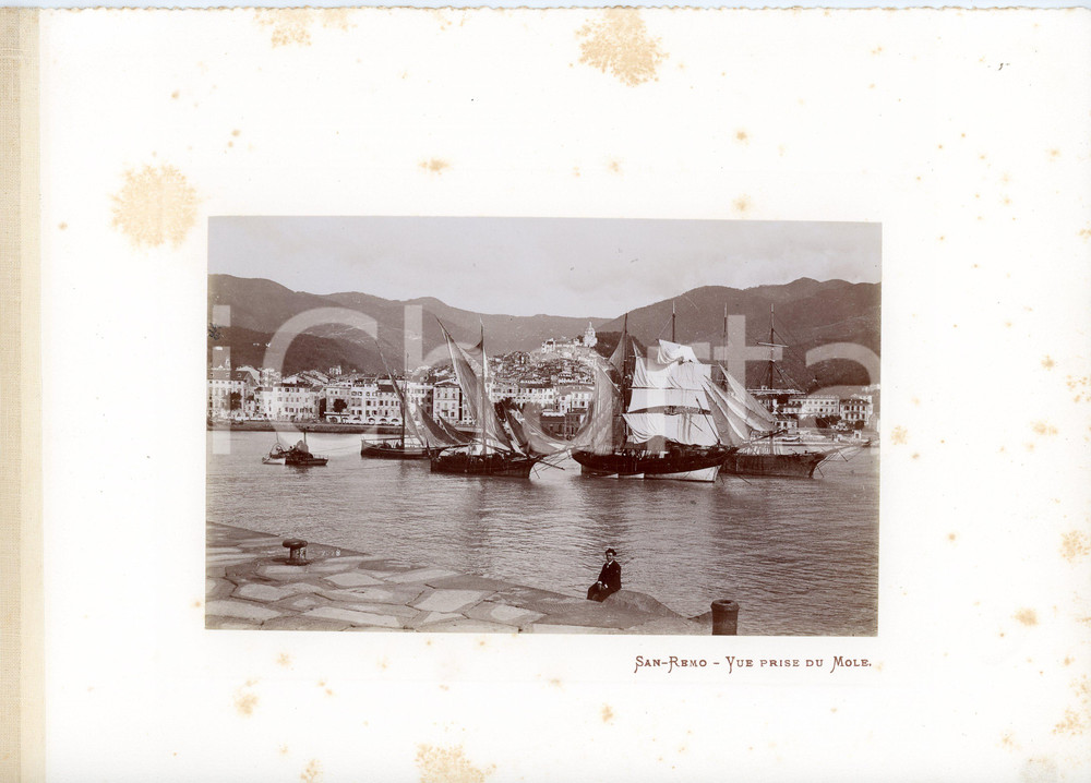 1910 ca ITALIA - SANREMO - Veduta dal molo - Foto vintage ANIMATA Fotografia seriale d'epoca, montata su cartoncino morbido.Margine telato a sinistra. POOR fioriture Formato: 30x23 (cartoncino); 18x11 (fotografia)) originale e autentica 1