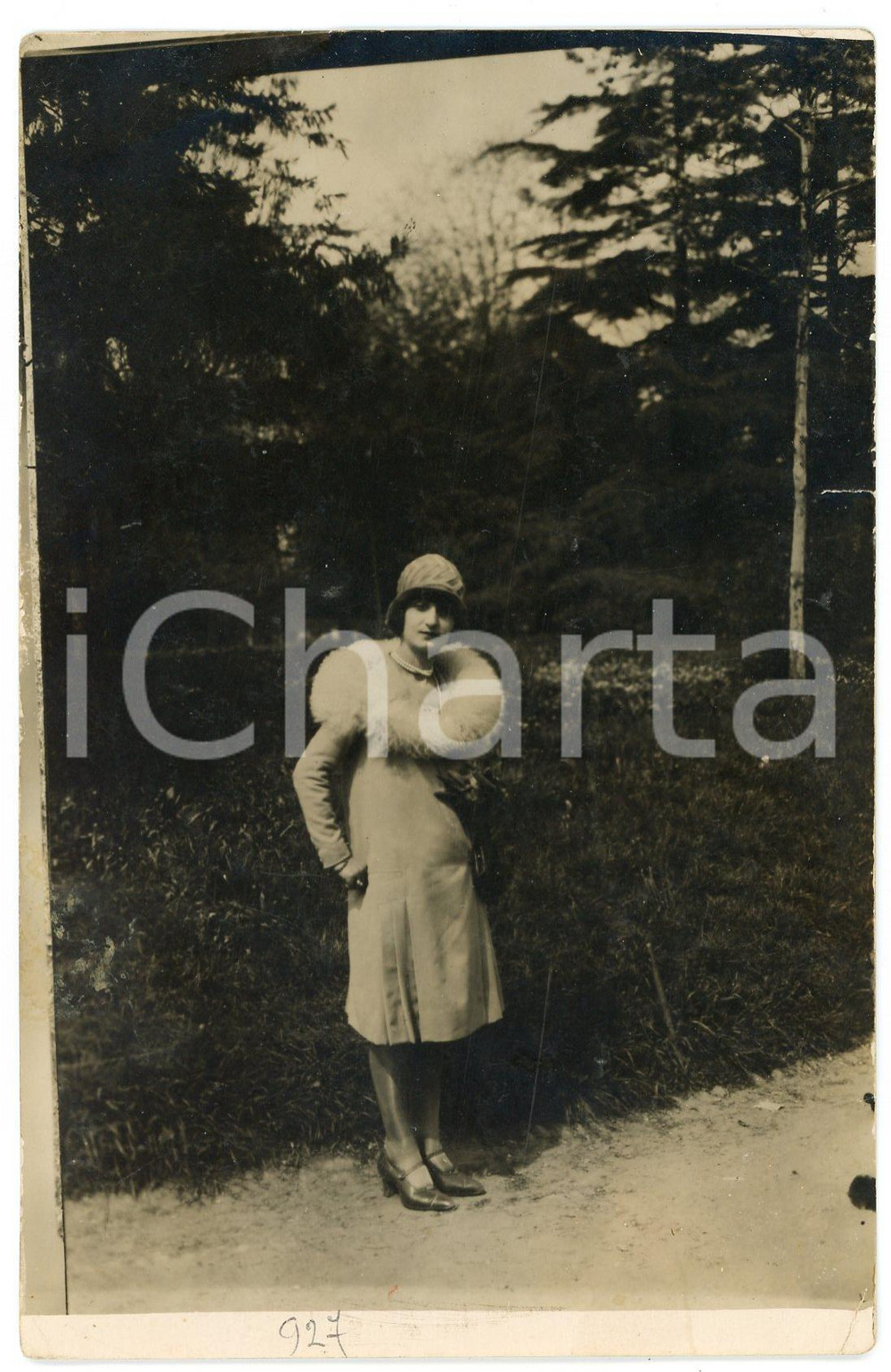 1927 ITALIA - MODA - Donna in un parco con collo di pelliccia *Foto VINTAGE 9x14  Fotografia d'epoca, in formato cartolina postale. FAIR/discreto piccola sbrecciatura al lato destro; lievi piegature angolari e difetti di stampa; residui di colla al lato sinistro Formato: 9x14 cm originale e autentica 1