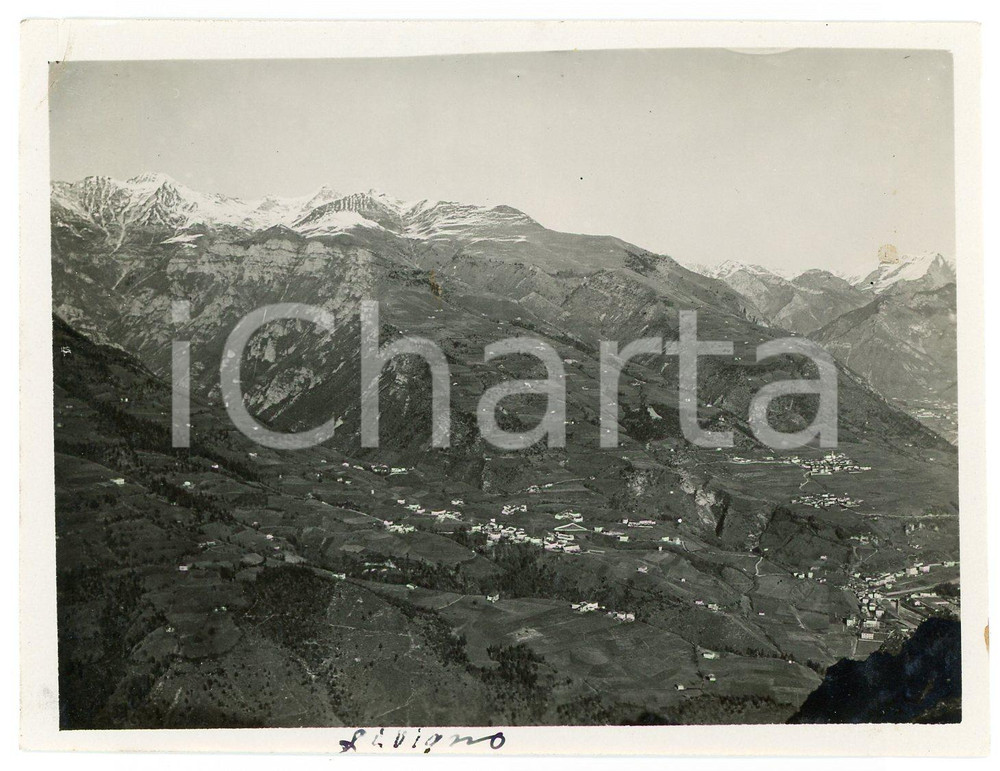 1920 ca. LIVIGNO - Paesaggio montano dall'alto - Foto 12x9 Fotografia d'epoca. FAIR/discreto Lievi piegature angolari, lieve abrasione al lato destro, piegatura evidente all'angolo superiore sinistro Formato: 12 x 9 cm originale e autentica 1