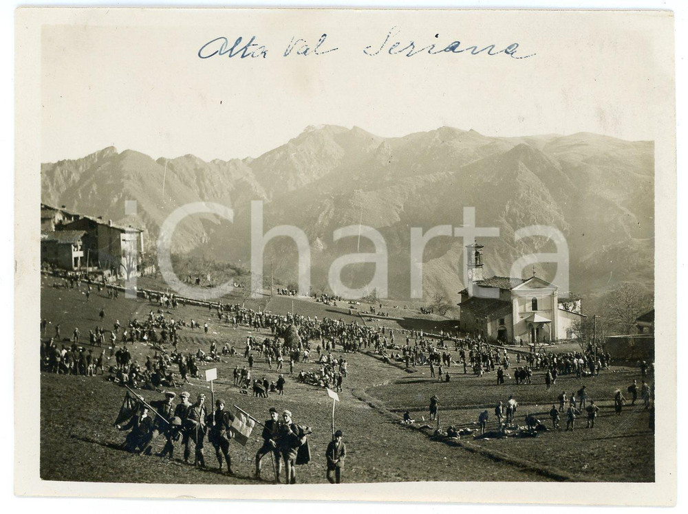 1920 ca ALTA VAL SERIANA Gruppo Escursionisti VOGHERA - Ritratto con paesaggio Fotografia d'epoca. FAIR/discreto Lievi smussature e piegature angolari, piccoli segni al lato superiore Formato: 12 x 9 cm originale e autentica 1
