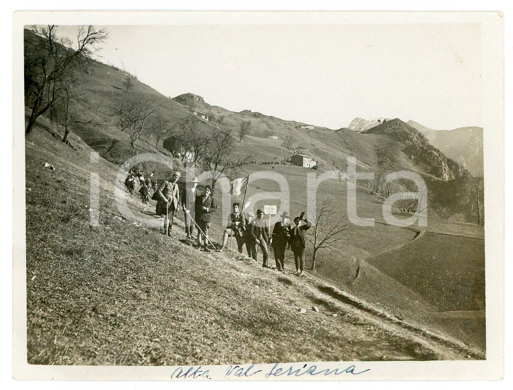 1920 ca ALTA VAL SERIANA - Gruppo Escursionisti VOGHERA - Ritratto con colline Fotografia d'epoca. FAIR/discreto Lievi smussature e piegature angolari Formato: 12 x 9 cm originale e autentica 1