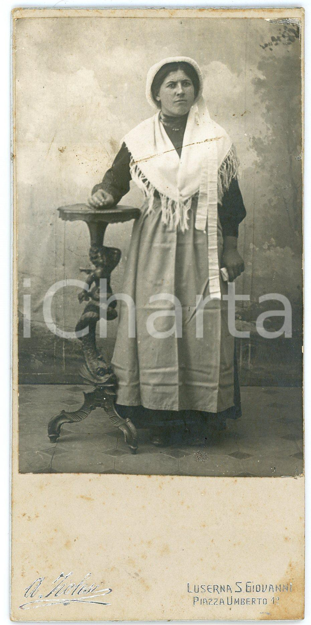 1900 ca LUSERNA SAN GIOVANNI Donna in abito tradizionale - Foto ZOLESI 7x15 cm Fotografia d'epoca, su cartoncino rigido.FOTOGRAFO: A. Zolesi - Luserna S. Giovanni, piazza Umberto 10 FAIR/discreto lievi smussature angolari e lievi macchie Formato: 7x15 cm originale e autentica 1