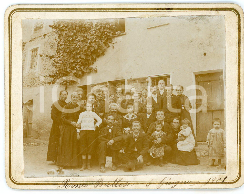 1901 RONCO BIELLESE Ritratto di famiglia in cortile - Foto VINTAGE 13x10 cm Fotografia d'epoca, che reca al verso, incollata, una piccola foto con una coppia nuda abbracciata, di schiena.Didascalia dattiloscritta "C. Del Baro".FOTOGRAFO: Vasari - Roma GOOD/buono  Formato: 13x10 cm originale e autentica 1