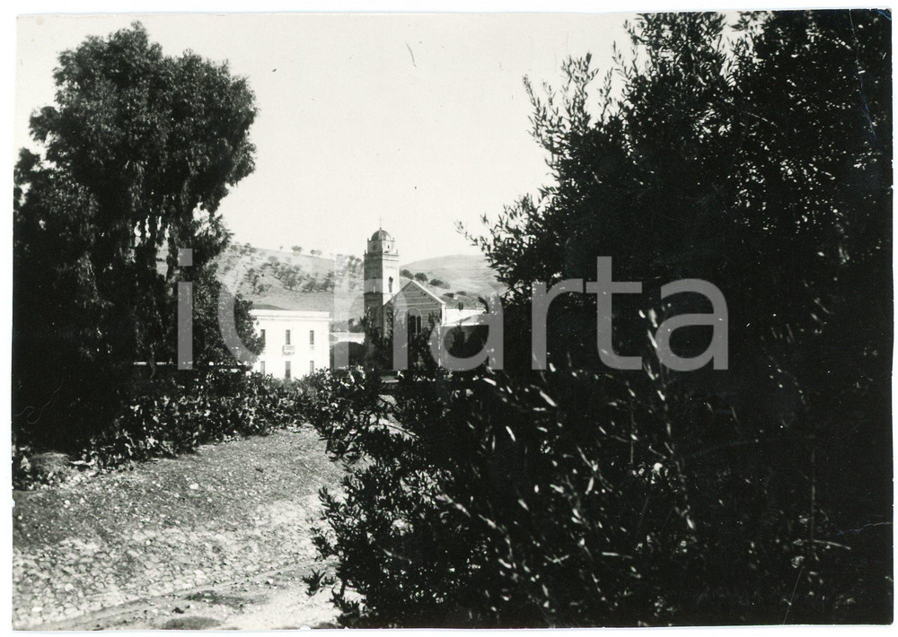 1950 ca GONNOSTRAMATZA (OR) Veduta con la chiesa di San Michele - Foto 15x10 cm Fotografia d'epoca, su carta sottile, con timbro al verso "Sezione Fotografica Comando Supremo". POOR/danneggiato piegatura all'angolo superiore destro; residui cartacei al verso Formato: 15x10 cm originale e autentica 1