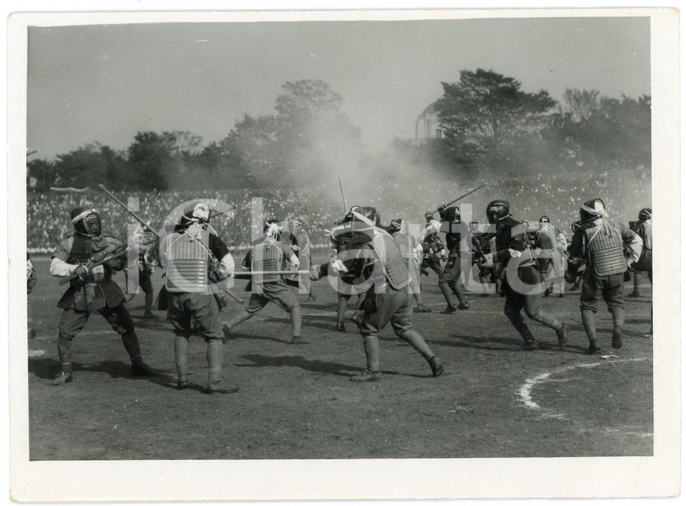 1940 TOKYO (JAPAN) Toyama Military School - Fencing demonstration - Photo 16x12 Fotografia d'epoca, con didascalia dattiloscritta al verso. FAIR/discreto lievi piegature angolari o laterali Formato: 16x12 cm originale e autentica 1