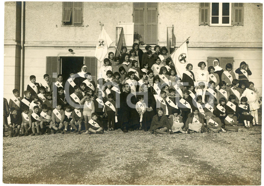 1935 ca ITALIA Orfanotrofio (?) Gruppo di bambini con sacerdoti e suore - Foto Fotografia d'epoca. GOOD/buono  Formato: 17x12 cm originale e autentica 1
