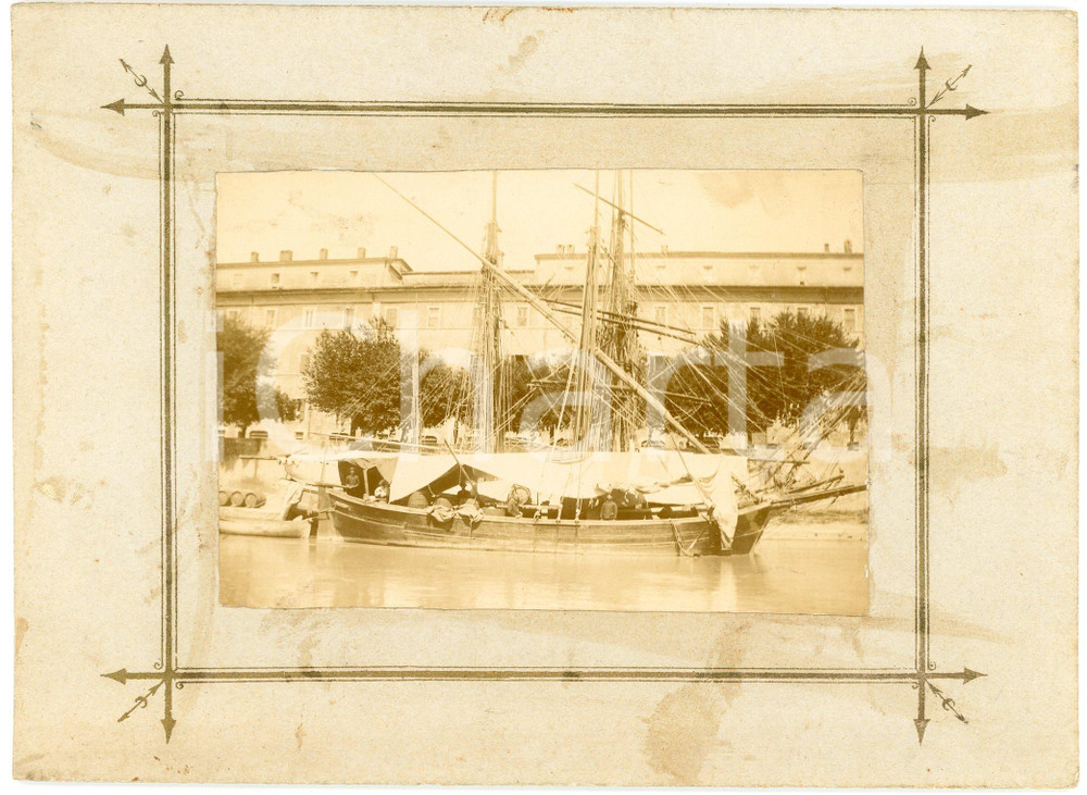 1910 ca ITALIA Imbarcazione a vela con militari e botti - Foto VINTAGE 17x12 cm Fotografia d'epoca, montata su cartoncino rigido. FAIR/discreto lievi residui di colla Formato: 17x12 cm originale e autentica 1