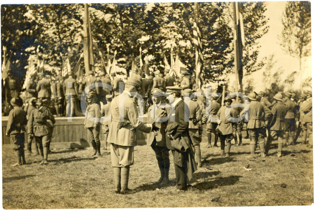 1918 WW1 VENEZIA GIULIA (?) Ufficiali allestiscono un palco - Foto 17x12 cm Fotografia d'epoca, su carta sottile, con timbro al verso "Sezione Fotografica Comando Supremo". FAIR/discreto fioriture al verso Formato: 17x12 cm originale e autentica 1