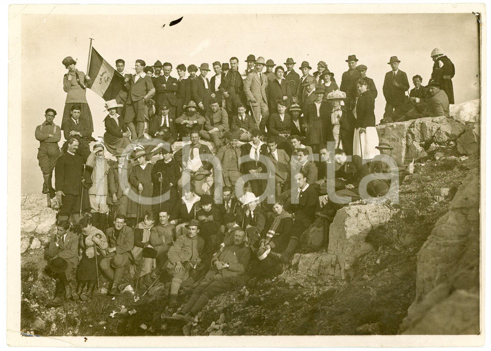 1920 ca LOMBARDIA - ESCURSIONISMO - Club Badile COMO - Foto di gruppo 18x13 cm Fotografia d'epoca. VERY POOR/gravemente danneggiato profonde piegature angolari al lato sinistro, con parziale distacco al lato superiore Formato: 18x13 cm originale e autentica 1