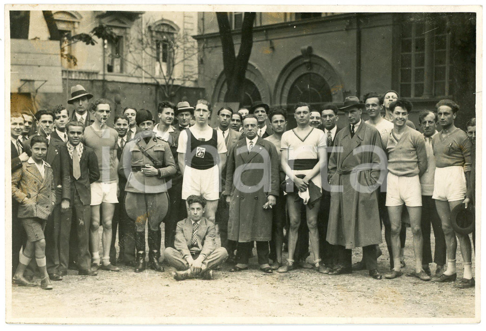 1940 ca ITALIA - FASCISMO - Gerarca e gruppo di giovani atleti - Foto 17x12 cm Fotografia d'epoca. FAIR/discreto piccoli aloni e macchie Formato: 17x12 cm originale e autentica 1