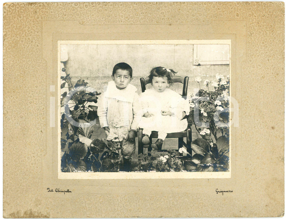 1920 ca GRIGNASCO (NO) Ritratto di due fratellini - Foto CHIAPPELLA 19x14 cm Fotografia d'epoca, montata su cartoncino rigido. GOOD/buono  Formato: 19x14 cm originale e autentica 1